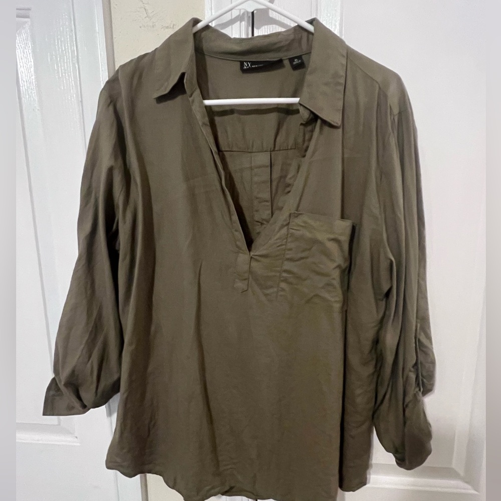 NWOT New York & Company Button Back Shirt | Size M